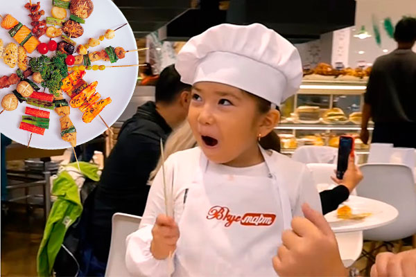 Поварята готовят шашлычки